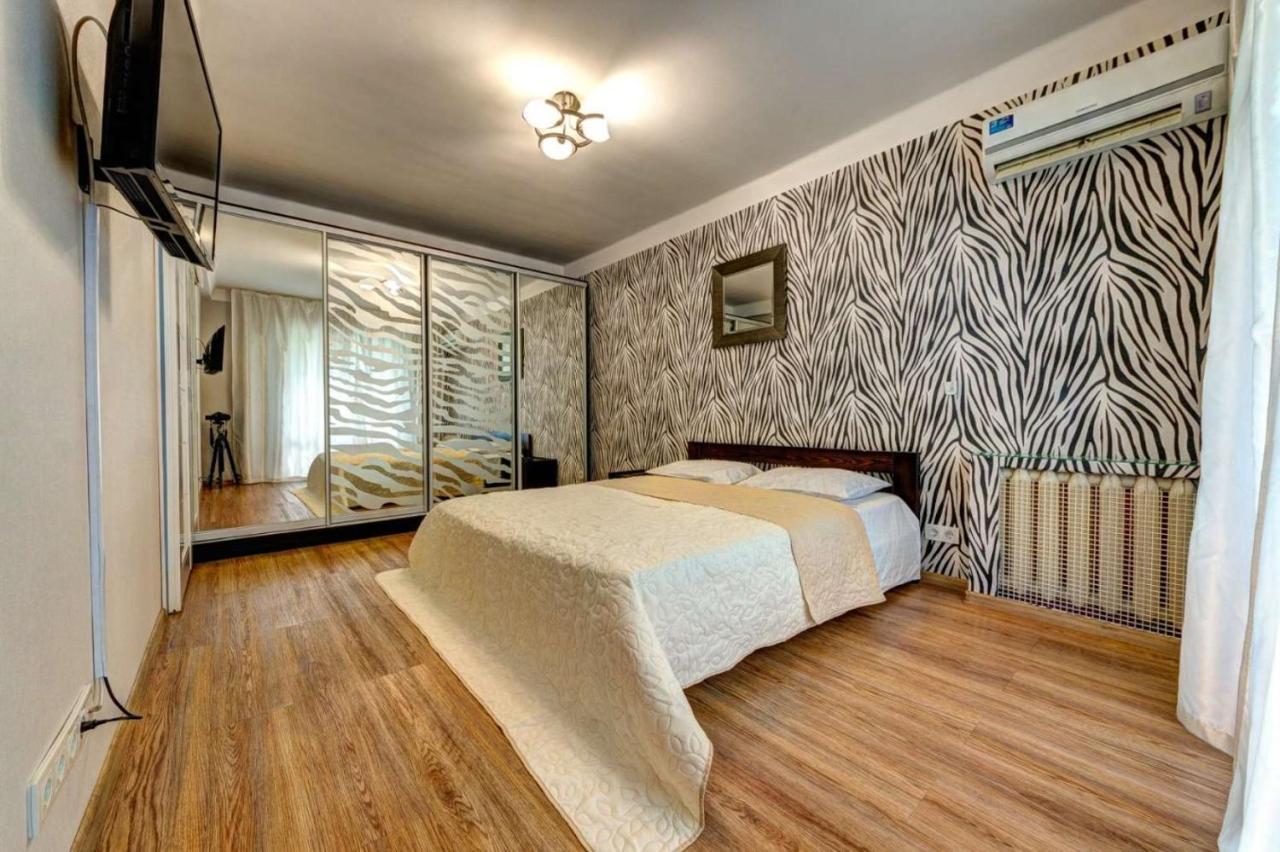 Excellent apartment Druzhby Narodov boulevard 3a. Lybedskaya metro station Kiev Buitenkant foto