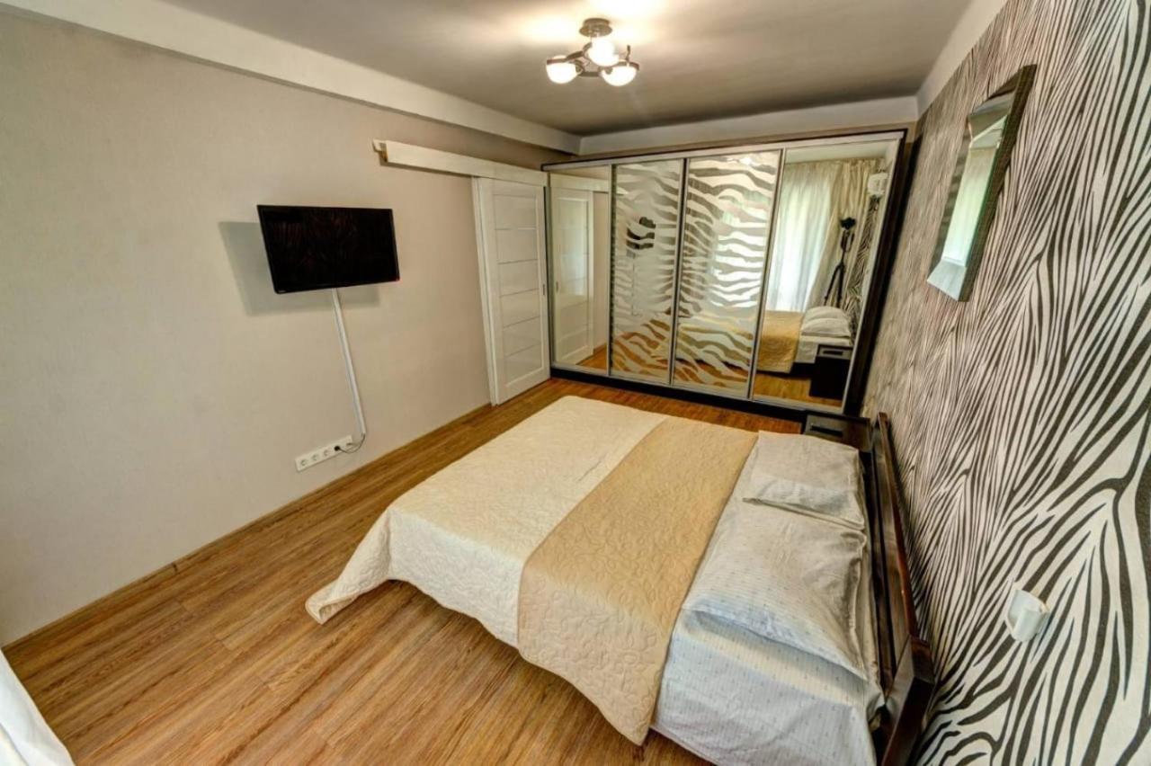 Excellent apartment Druzhby Narodov boulevard 3a. Lybedskaya metro station Kiev Buitenkant foto